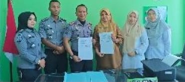 Kepala Puskesmas Nan Balimo Kecamatan Tanjung Harapan Ns Yuzi Tania  Skep tandatangani Perjanjian Kerjasama dengan  Kepala Lapas kelas II Solok  M.Rio Sitorus di Aula Puskesmas  setempat, Senin ,(05/08/24).